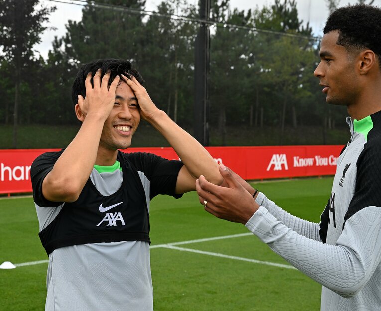 ニューカッスル戦前の練習で。ガクポと笑顔で会話　©Getty Images