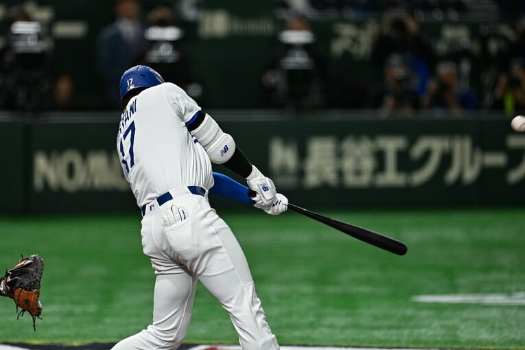 大谷のバットが一閃。99マイル（159キロ）の速球をスタンド最前列に運んだ　©Nanae Suzuki