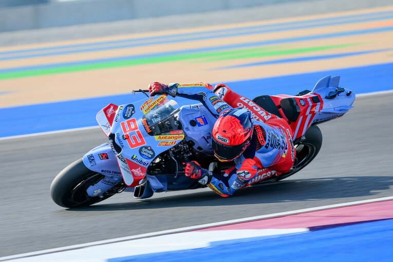 2024年の初戦カタールGPでのマルケスの走り。ドゥカテイ移籍後初のレースとあって世界から注目されたが、肘を擦る深いバンク角は健在だった　©Satoshi Endo