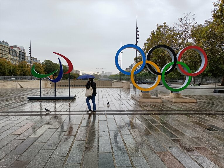 10月、雨に濡れるバスチーユ広場　©Yuji Hirooka