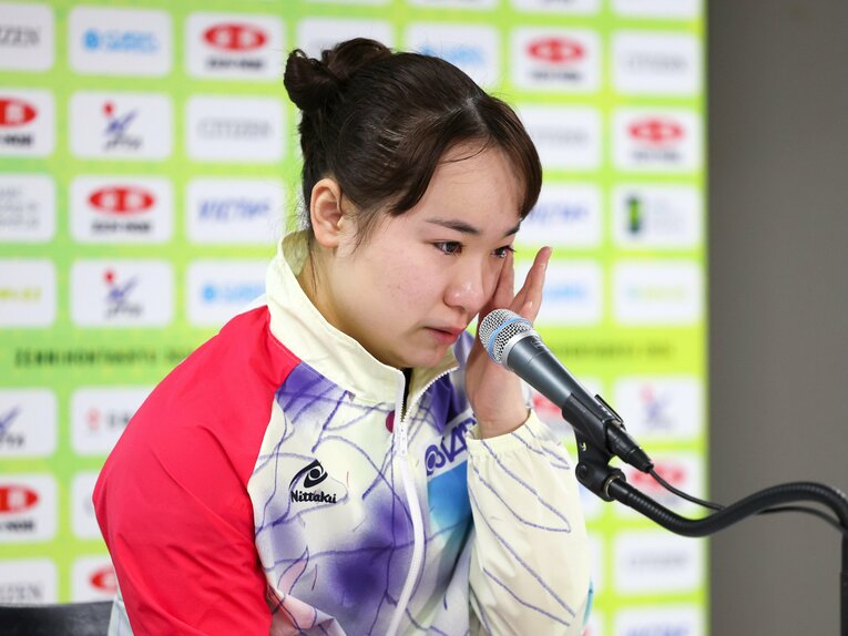 全日本選手権で敗退後、涙で会見を行った伊藤　©JIJI PRESS