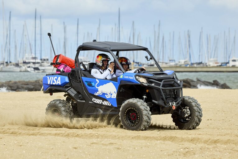 もはや恒例のレッドブルドライバーによるプロモーション　©Getty Images / Red Bull Content Pool