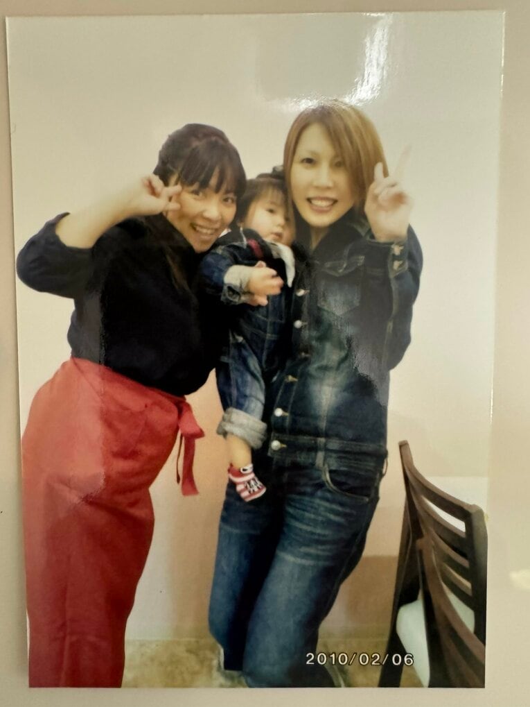 2歳の心希をはさんで風間ルミと　©本人提供