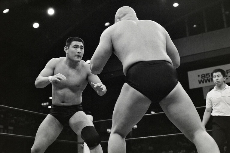 小杉俊二と対する武藤。1985年6月11日、東京体育館