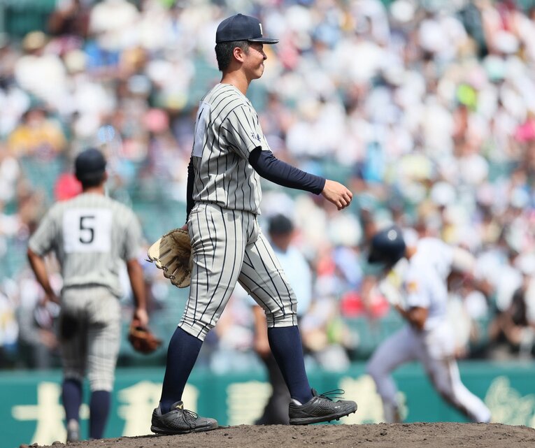 【黒】2022年の敦賀気比（福井）。スパイクは黒だった　©JIJI PRESS