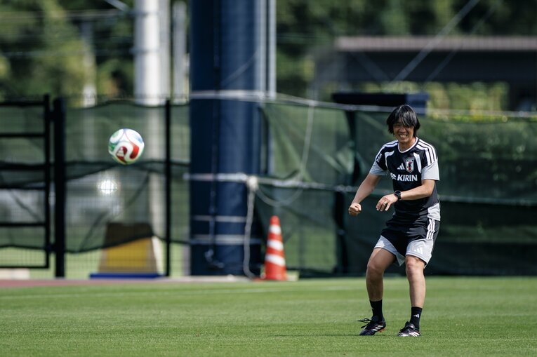 【日本サッカー名選手レア写真集】中村俊輔コーチ（画像は右に続きます）　©Kiichi Matsumoto