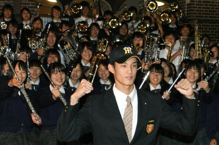 ドラフトで阪神から指名を受けた際、吹奏楽部のメンバーと記念撮影する藤浪晋太郎 ／ photograph by JIJI PRESS