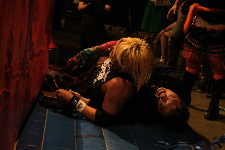 「凶器は模範六法」「伊製高級スーツでリングイン」異色の“東大卒”弁護士・川邉賢一郎がプロレスラーになるまで(6)