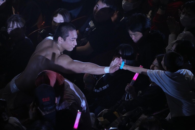 子供のファンとタッチする海野翔太　©Masashi Hara