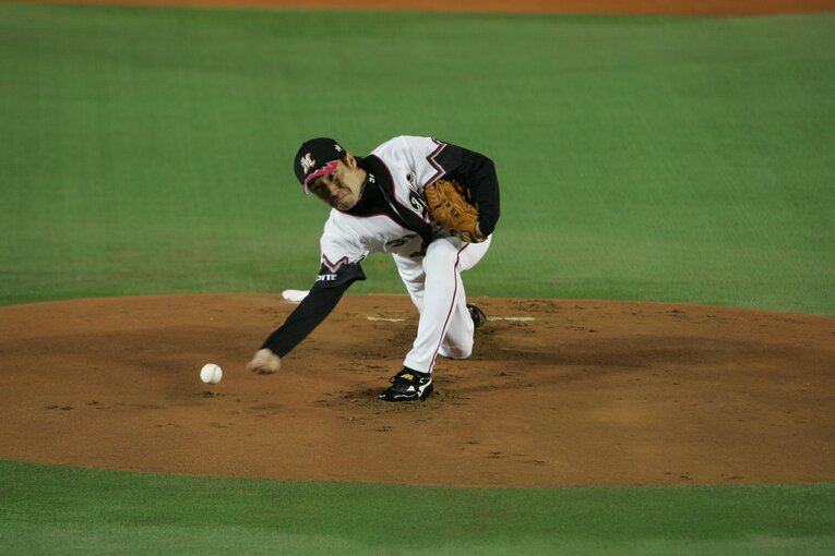 ロッテで球界屈指のサブマリンとして活躍した父・俊介さん　©︎BUNGEISHUNJU