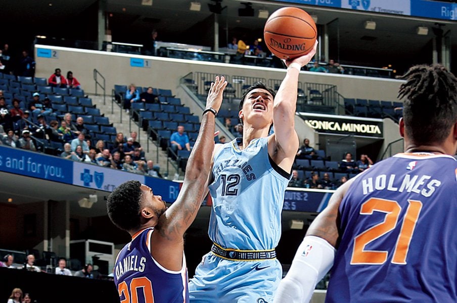 NBAデビューした渡邊雄太が、改めて称賛する田臥勇太の偉業。~「0から1にするのと、1から2にするのとでは」~<Number Web> photograph by Getty Images