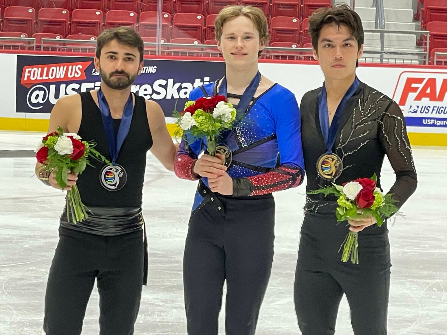 世界初の4アクセルを成功させ優勝したマリニン（中央）　©Akiko Tamura