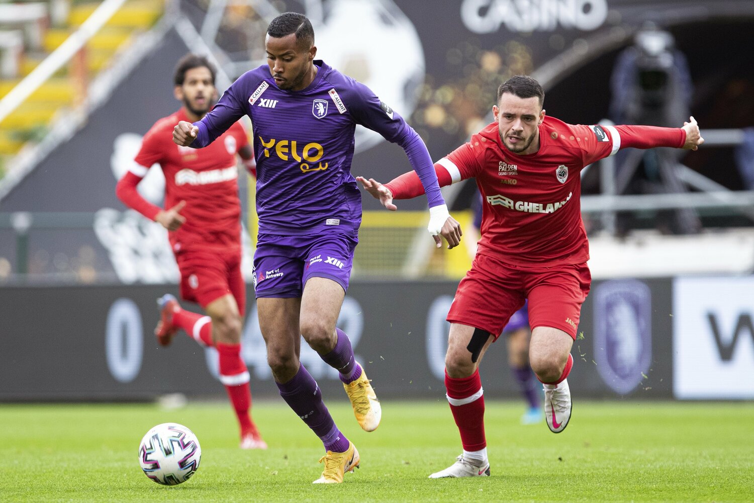 中島がプレーの参考にしているという鈴木武蔵　©︎Getty Images