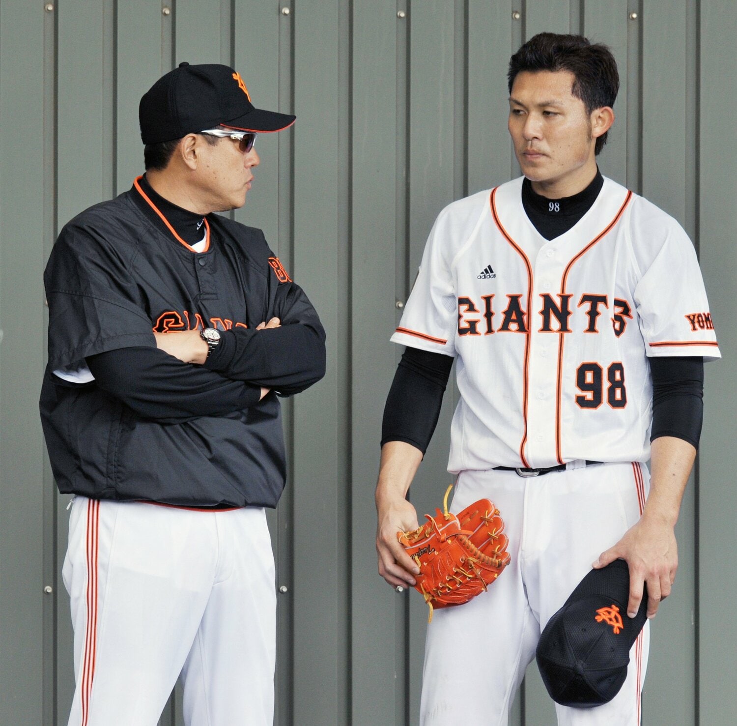 ブルペンで原監督からアドバイスを受ける辻内。背番号は5度変わった ©︎JIJI PRESS