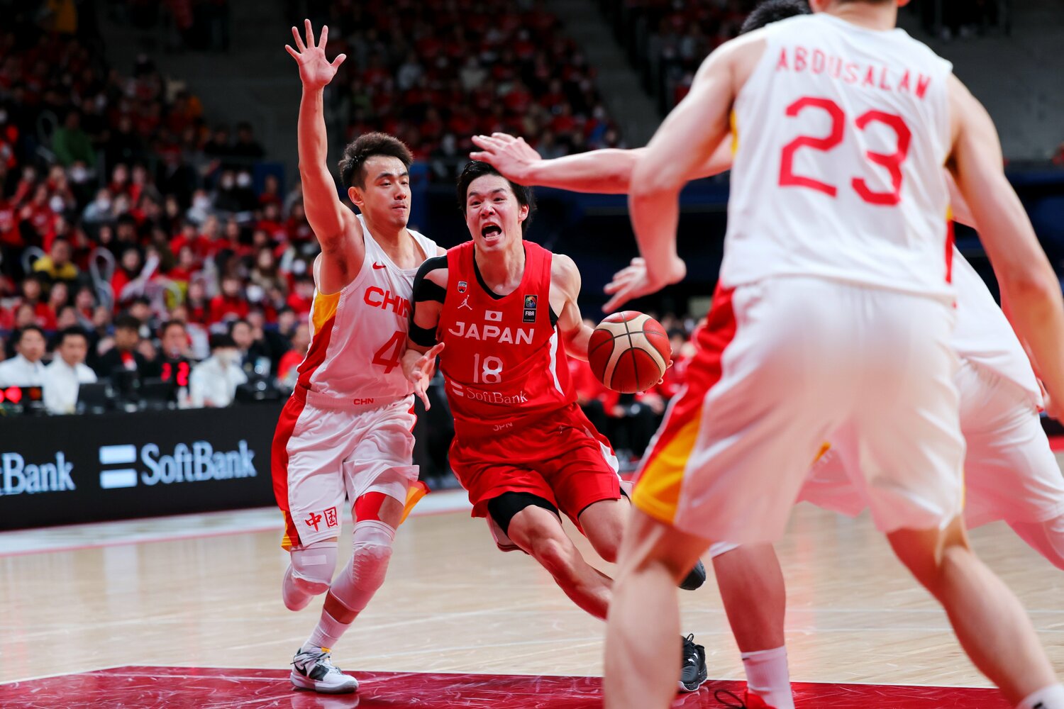 FIBAアジアカップ予選・中国戦で突破を仕掛ける馬場　©︎Naoki Nishimura/AFLO SPORT