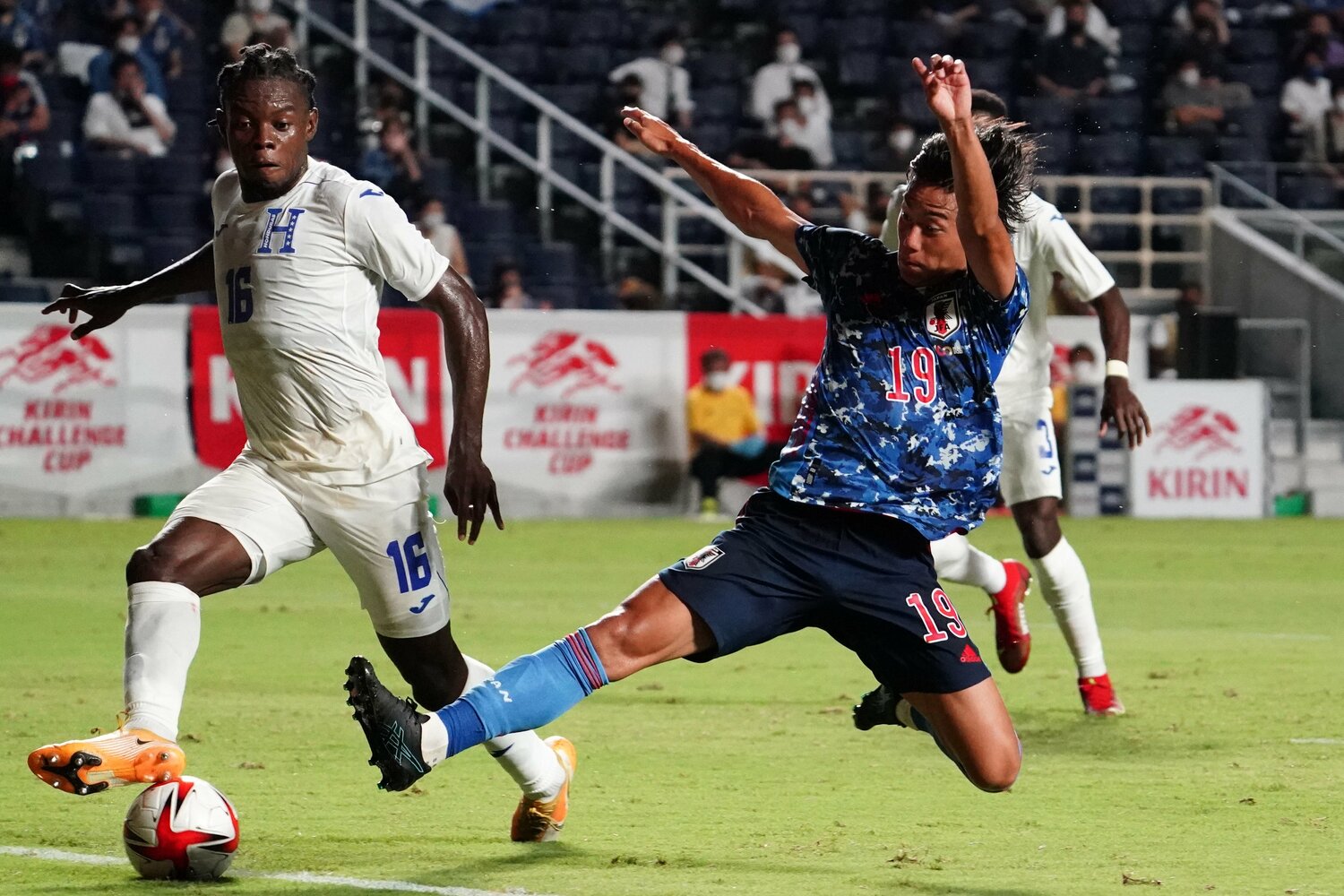 ゴールに迫る林大地©Getty Images