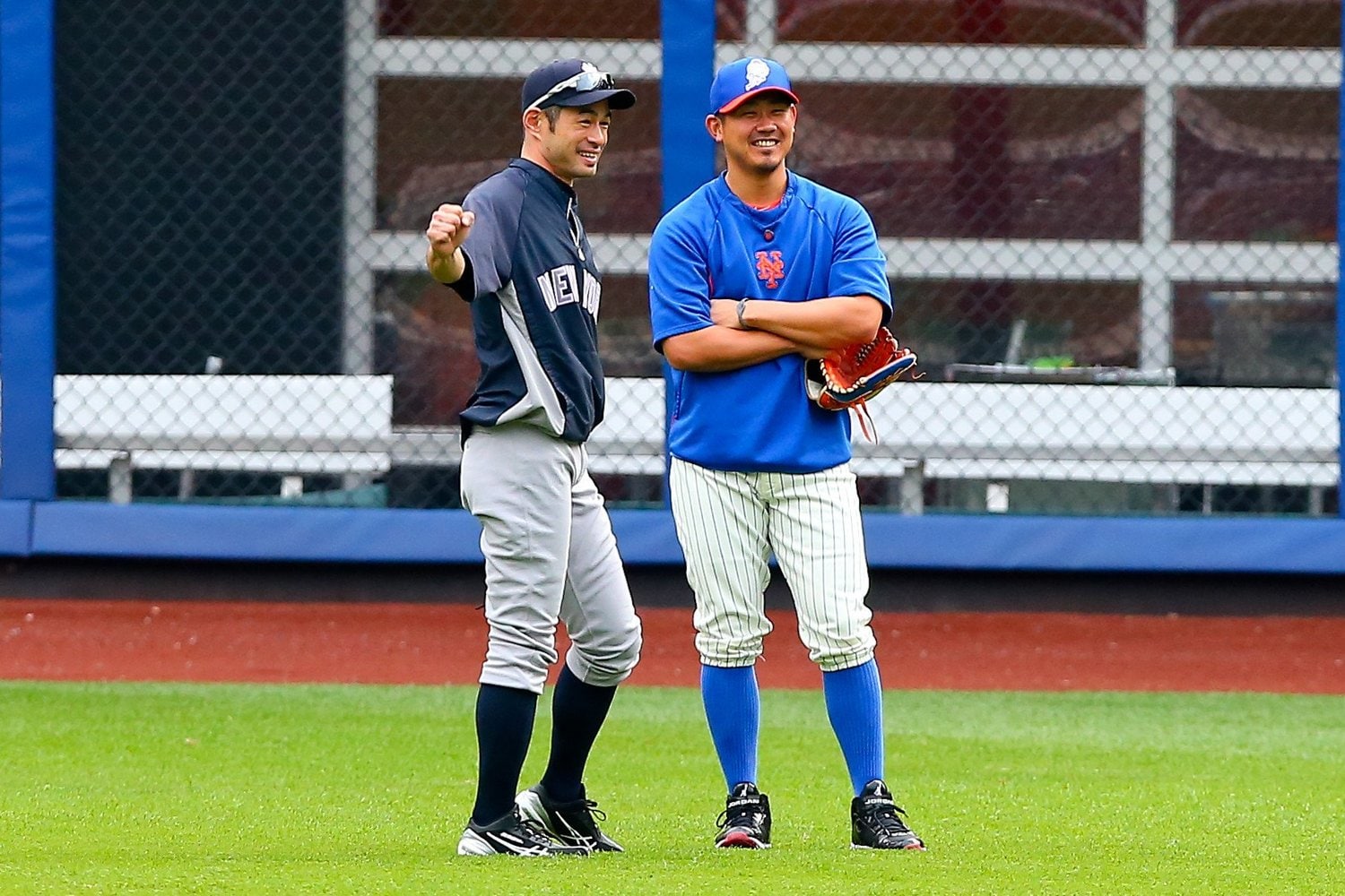 2人で談笑するイチローと松坂大輔　©︎Getty Images
