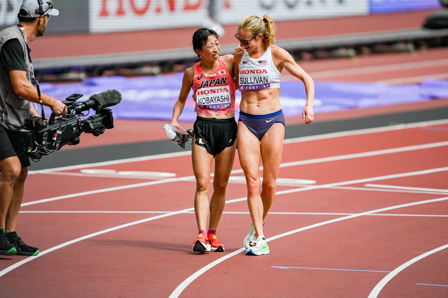 ゴール後はアメリカのサリバンに引き起こされ、肩を組む場面も　©︎Nanae Suzuki