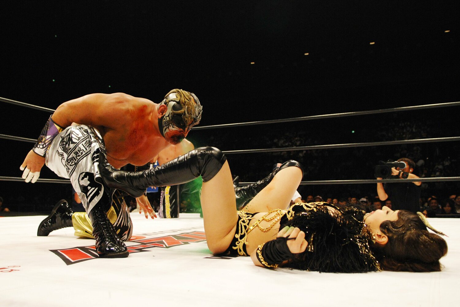 インリン様の股間に毒霧を噴射するムタ。2007年6月17日、さいたまスーパーアリーナ