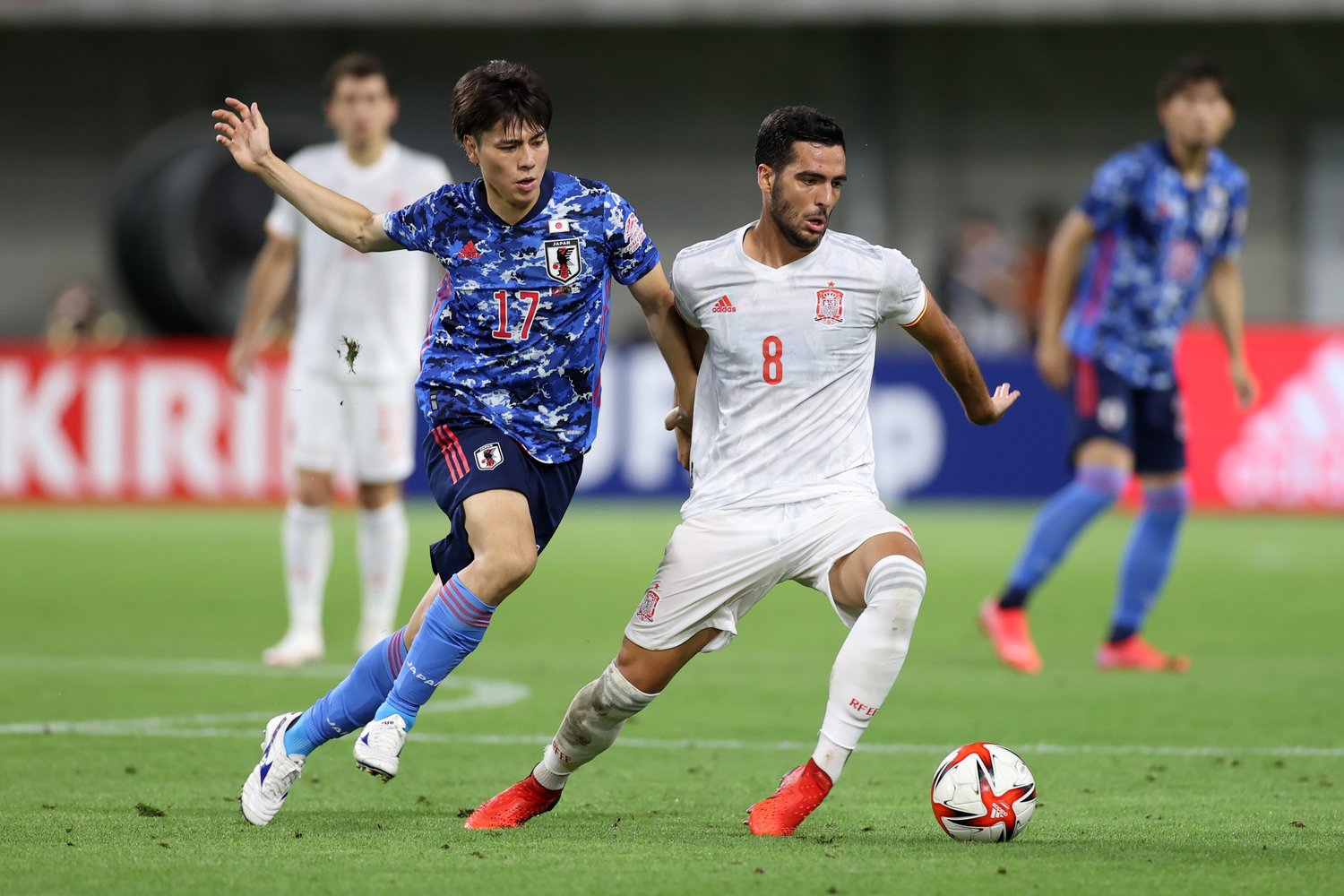 ボールを奪おうとする田中碧　©Getty Images