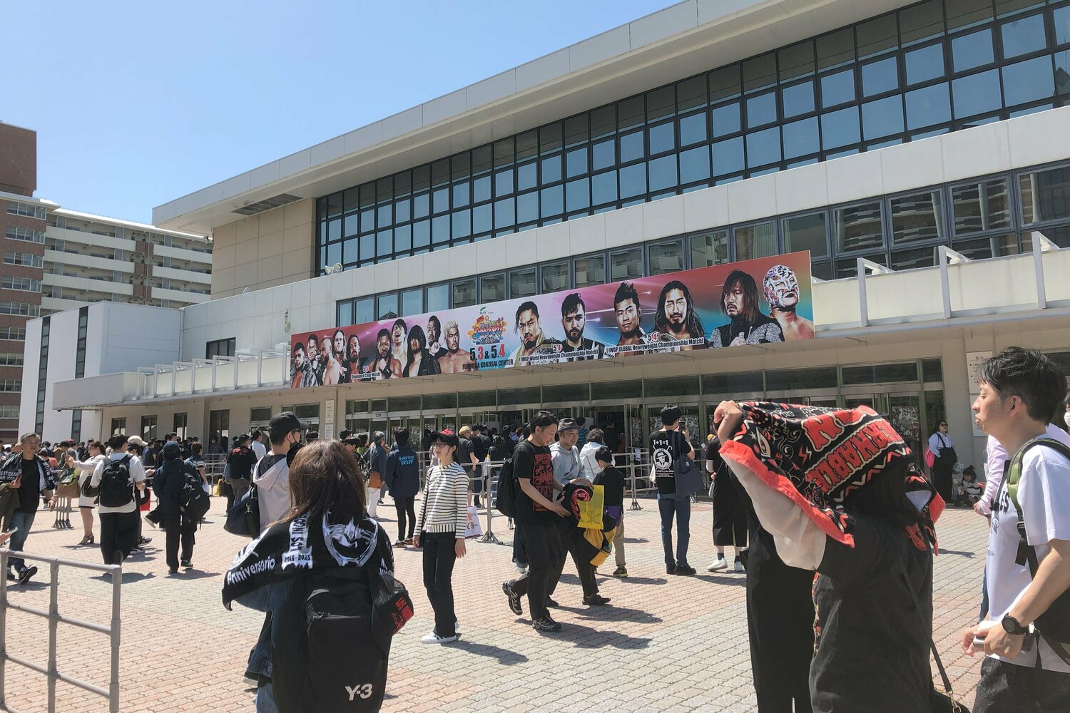 内藤哲也やBUSHIのタオル、Tシャツを身につけたファンが多かった5月4日の福岡国際センター　©Essei Hara