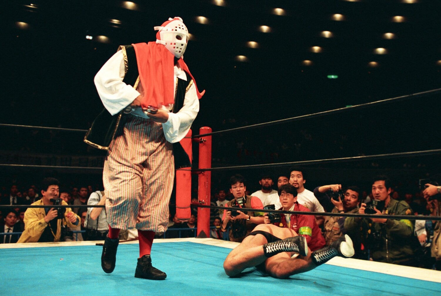 3月26日、『INOKI闘魂LIVEパート2』で突如乱入した謎の怪覆面「海賊男」　©Essei Hara