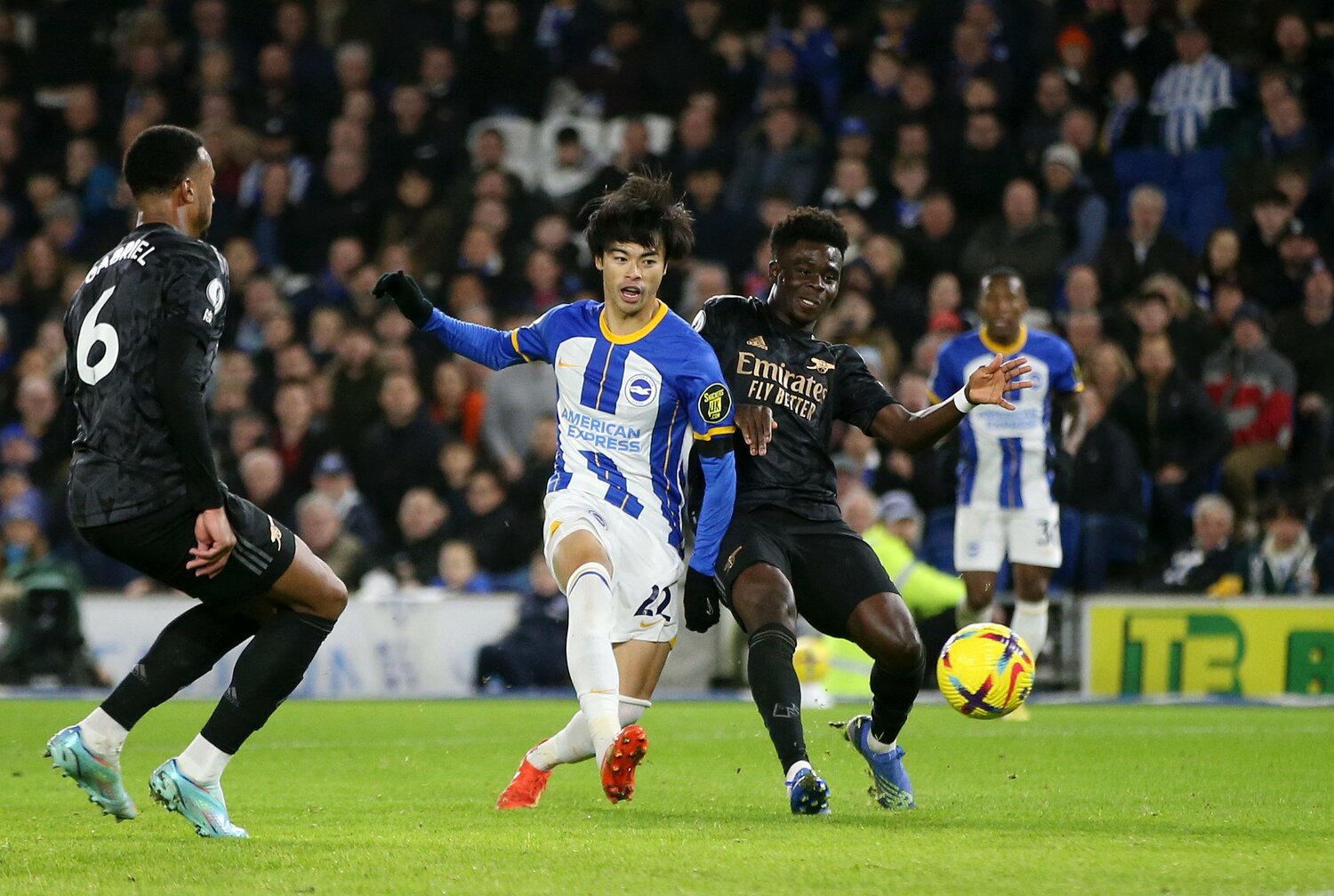 三笘のゴールシーン（1／2）。相手MFブカヨ・サカと競り合いながら、冷静にゴール右へ流し込んだ　©Getty Images