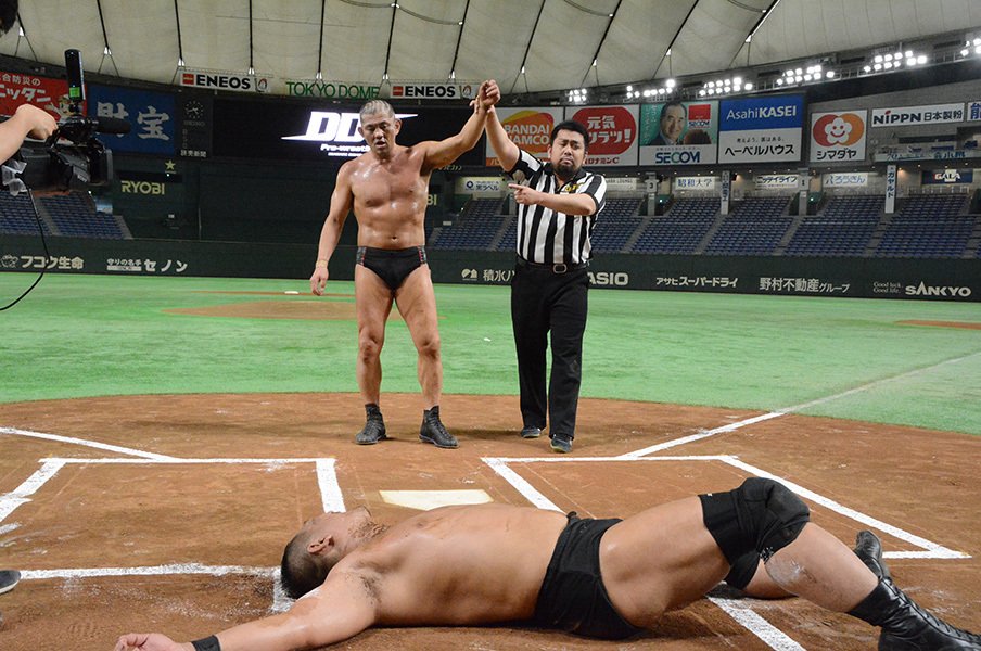 「路上プロレス in 東京ドーム」大成功。DDTがブチ上げた“本気のデタラメさ”。＜Number Web＞ photograph by Norihiro Hashimoto