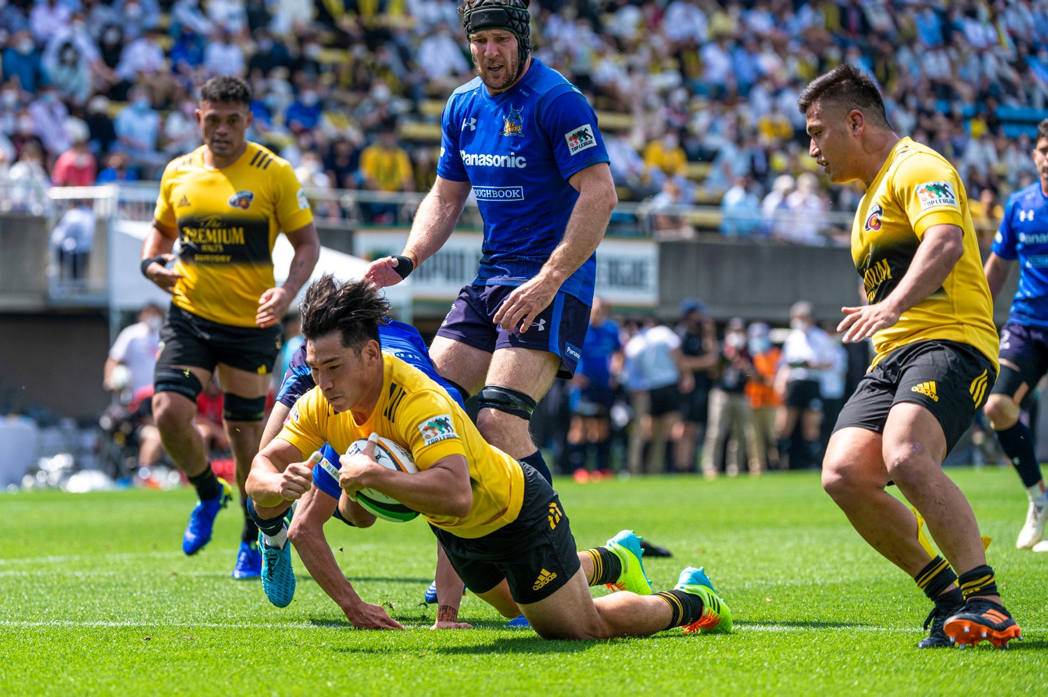 前半の終盤、劣勢の中でトライを挙げる中村亮土。キャプテンとしてチームを牽引した　©︎Takuya Sugiyama