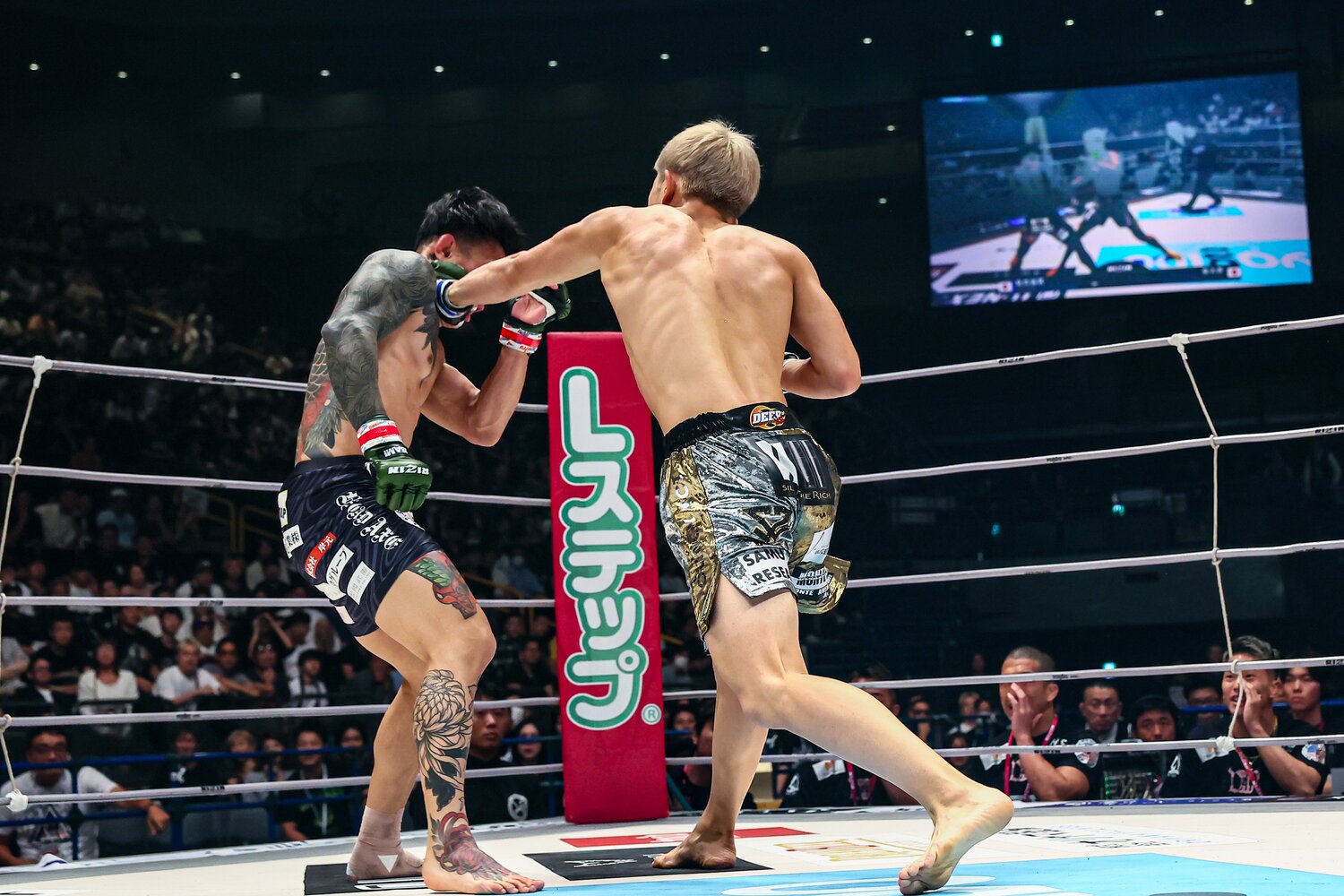 秋元の左ストレートが金太郎の顔面にヒットした瞬間 ©RIZIN FF Susumu Nagao
