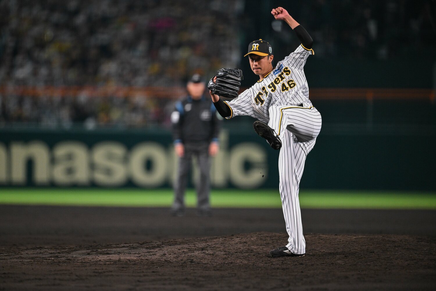 8回1死一、三塁の場面で登板した島本浩也　©︎Nanae Suzuki