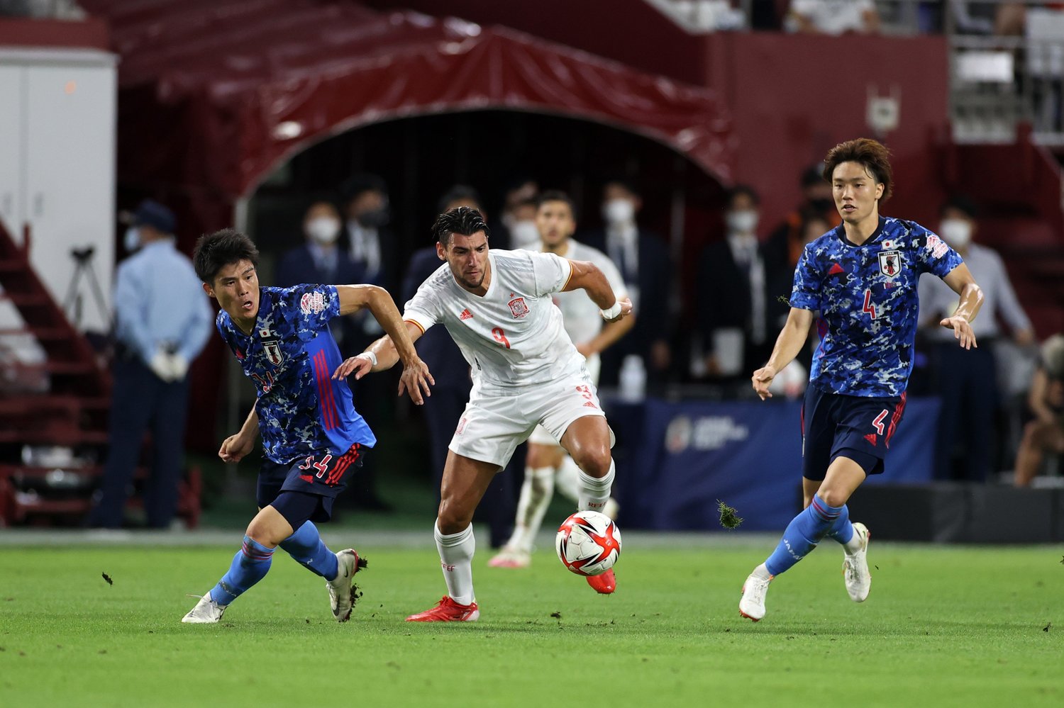 スペイン戦での冨安（左）。南アフリカ戦では板倉がCBに入った©Getty Images