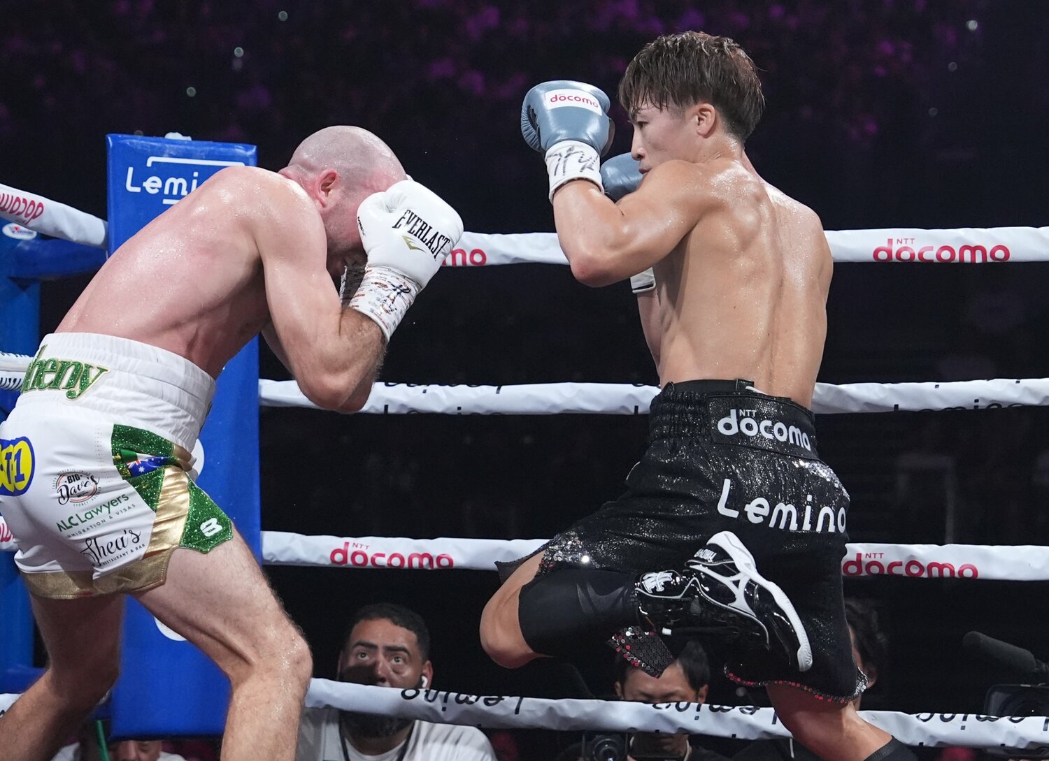 ロープ際の攻防。左足を上げてドヘニーを攻める井上尚弥 ©Naoki Fukuda