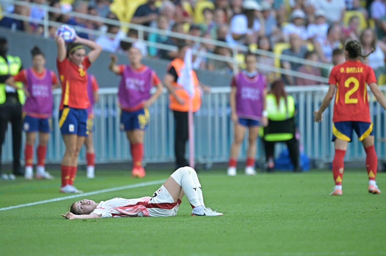 右ヒザを痛めた清水はピッチにあおむけになり、ベンチに目を送る　©Takuya Kaneko/JMPA