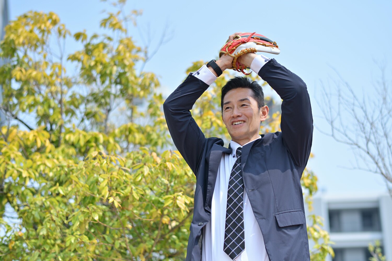 振りかぶる動作なんていつ以来だっけ、と苦笑する山部だが、鍛えられた体型は変わらない ©Hideki Sugiyama