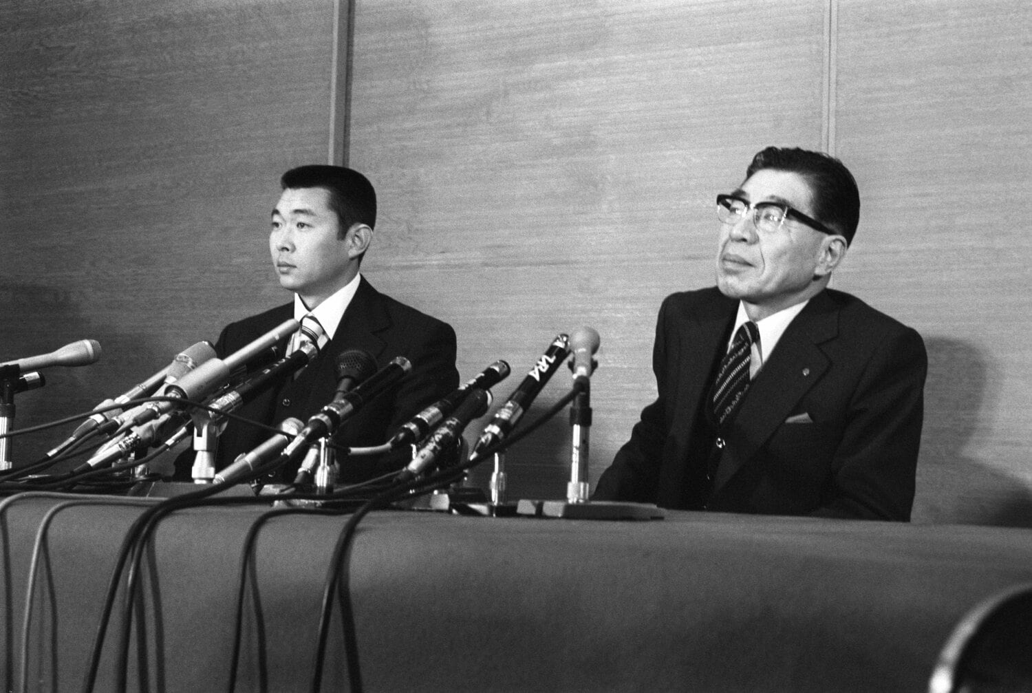 1979年1月31日、阪神入団を発表する江川卓投手。右は阪神の小津正次郎社長　©JIJI PRESS