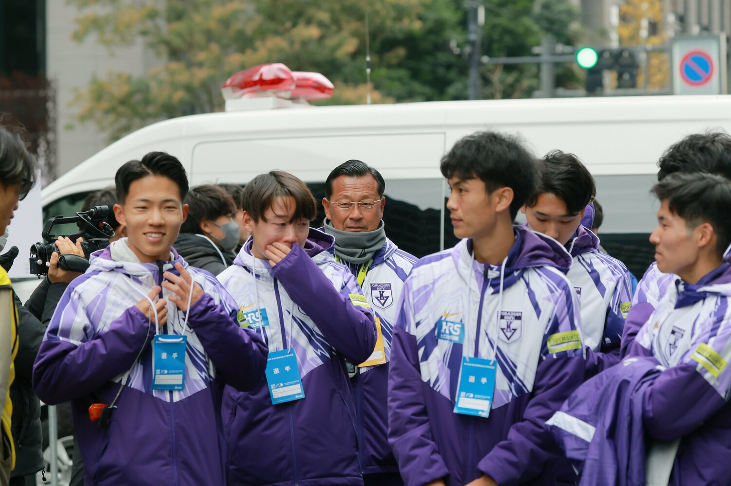 大手町で選手たちとともに10区庭瀬俊輝のゴールを待つ大八木総監督　©JIJI PRESS