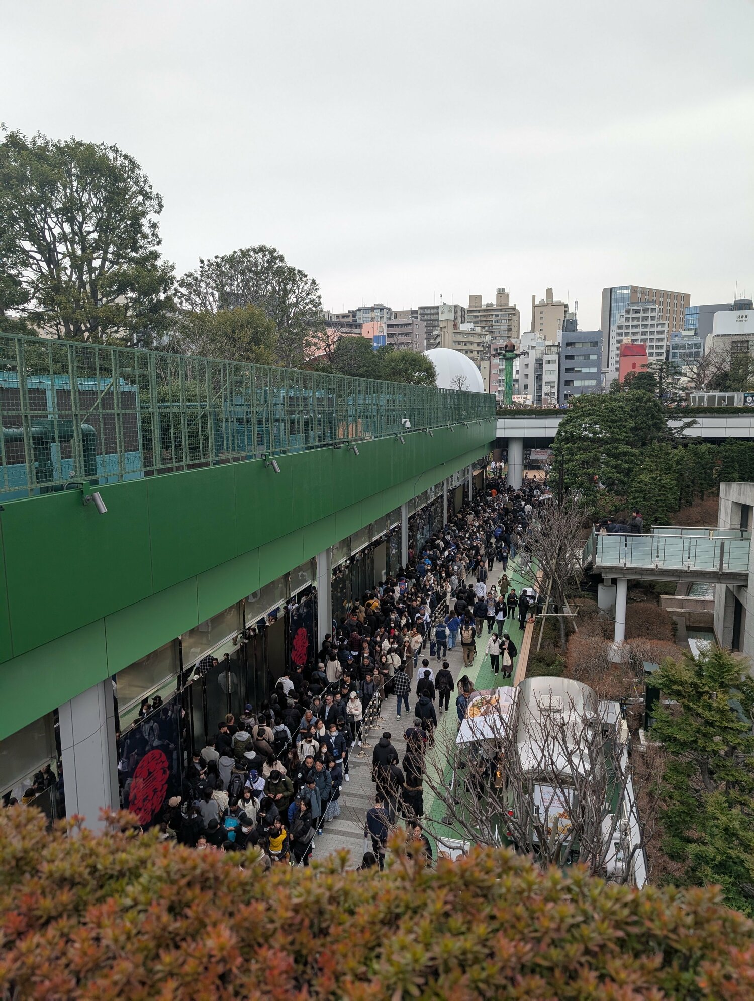 東京ドーム巨大ストアに並ぶ行列は 最大2時間待ちだったという　©Aki