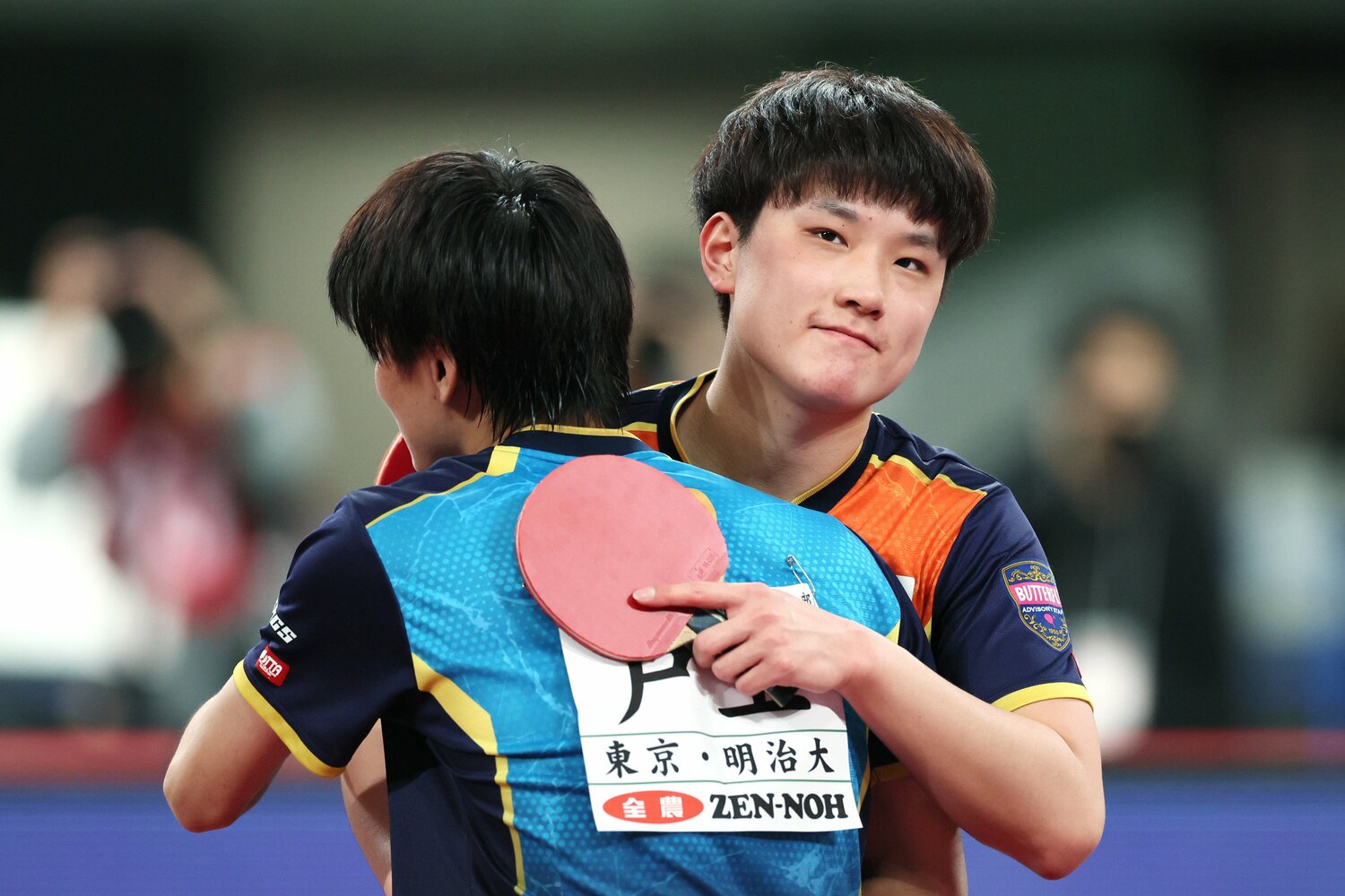 試合後、張本は連覇を達成した戸上と健闘を称え合った　©︎JIJI PRESS