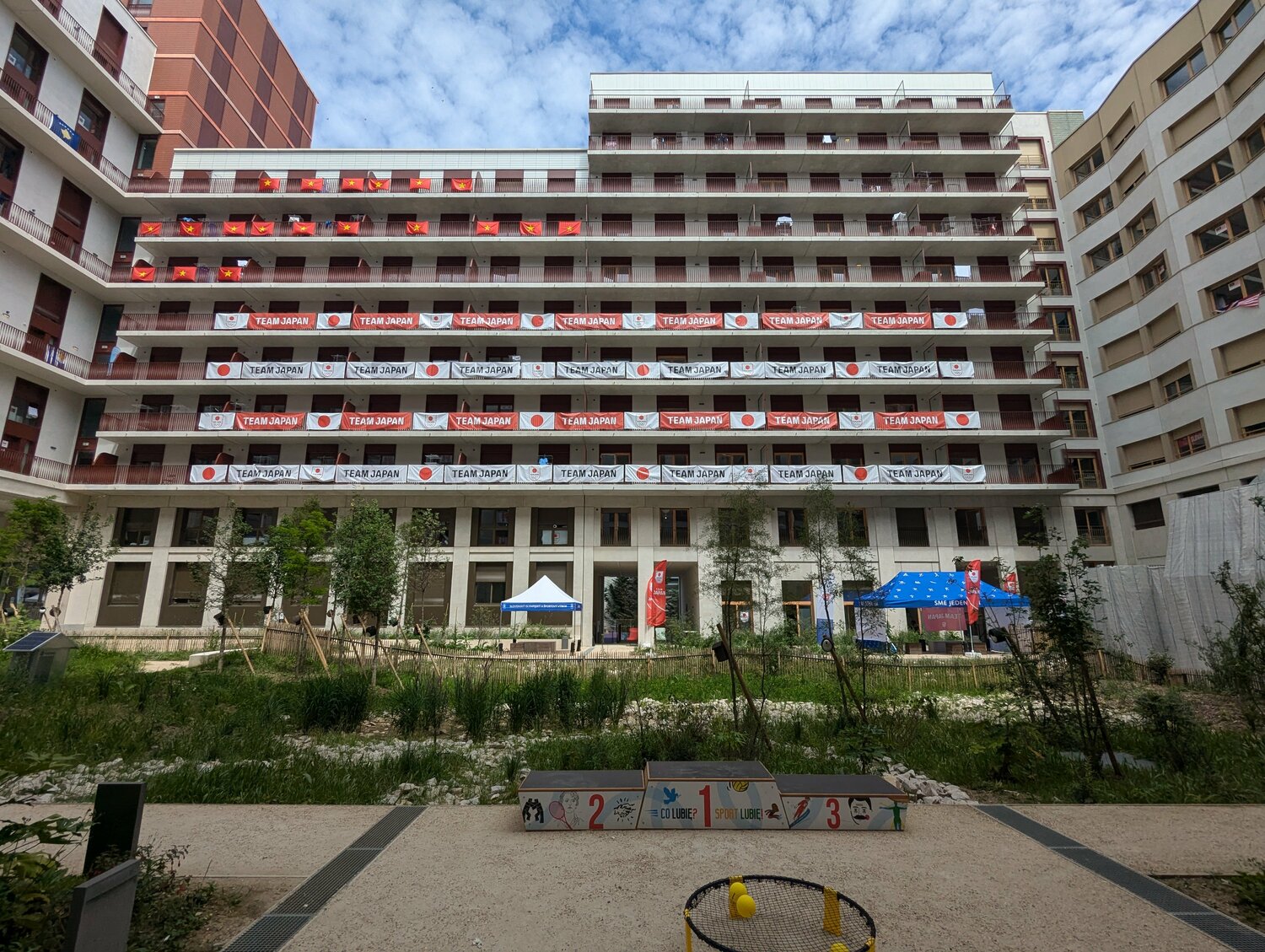 日本選手団の宿舎。部屋には備え付けのエアコンがないため、JOCが移動式のエアコン機器を用意した　©JMPA