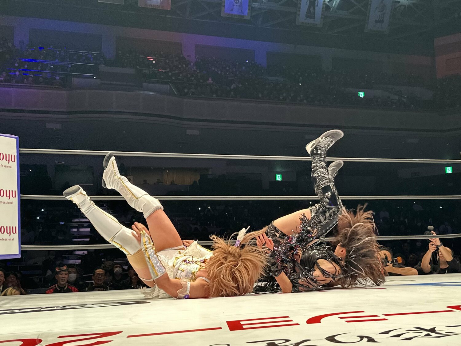 超大技を受けた上谷はそのまま立ち上がれず…