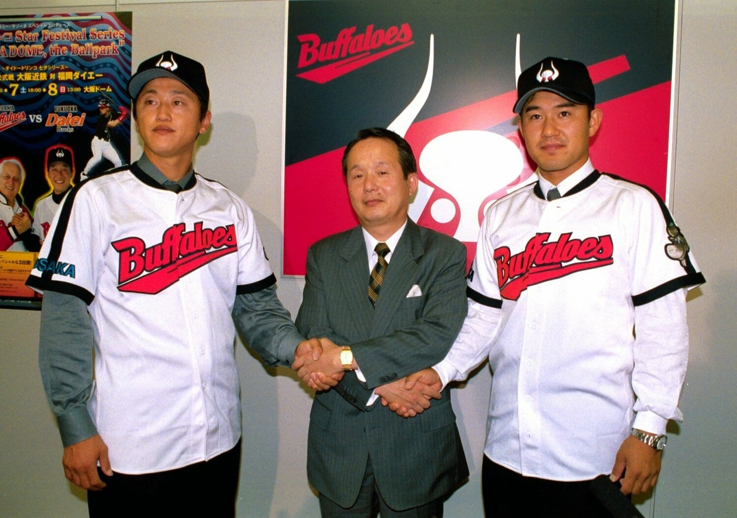 巨人からトレード移籍の三沢興一投手、玉峰伸典投手の近鉄入団会見 ©SANKEI SHIMBUN