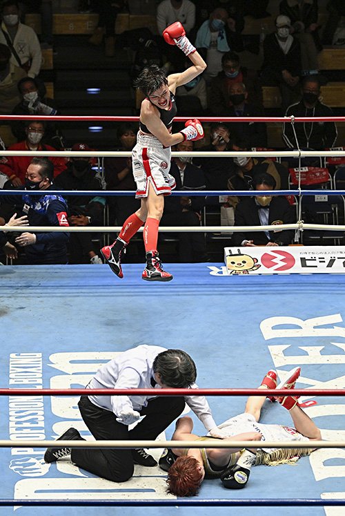 喜ぶ多田悦子と対照的に、リングに倒れ込む宮尾　©︎KYODO