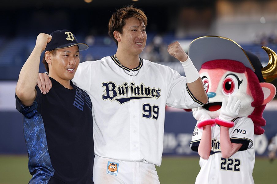 吉田正尚と杉本裕太郎©Kyodo News