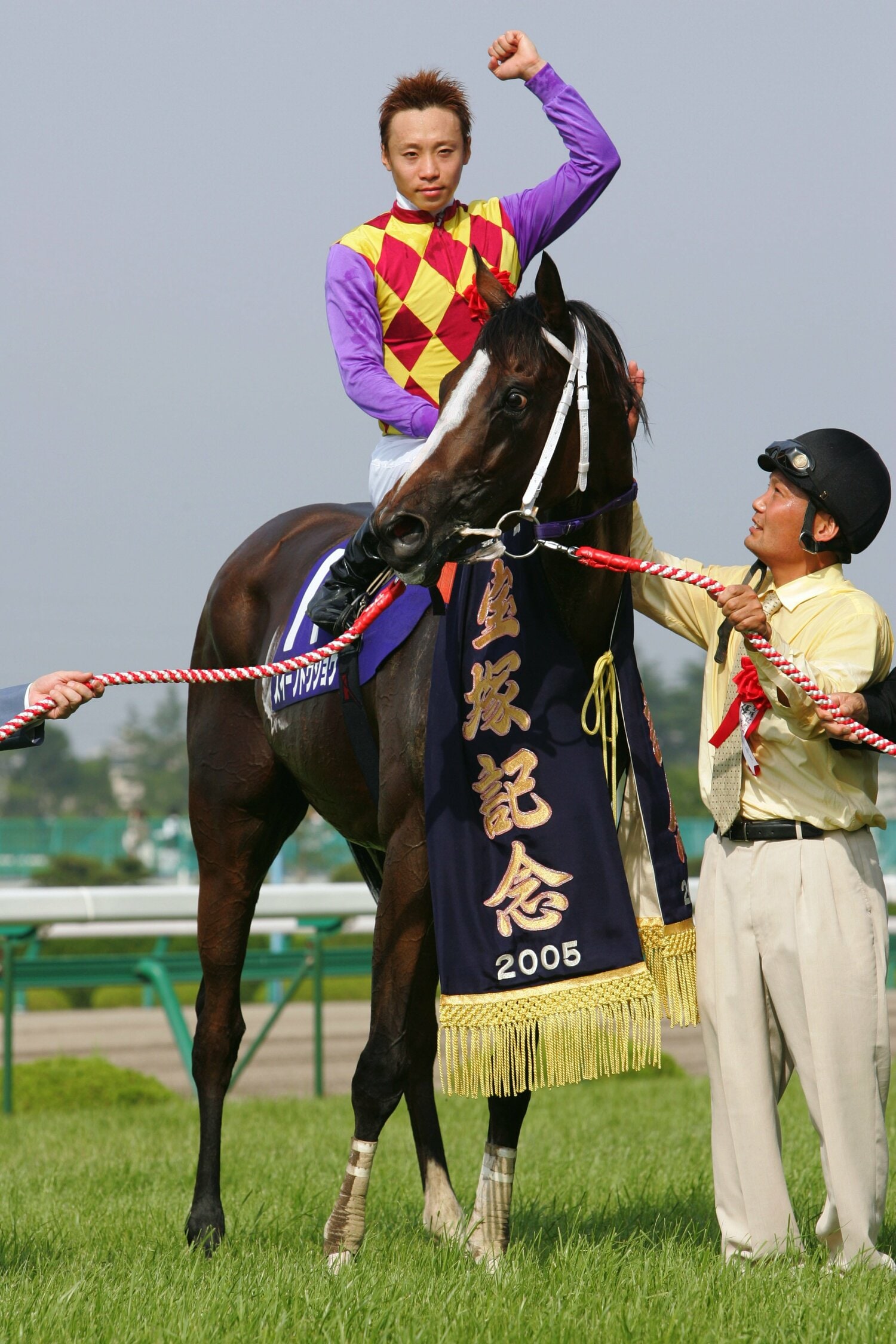 2005年の宝塚記念を制したスイープトウショウと池添 ©AFLO