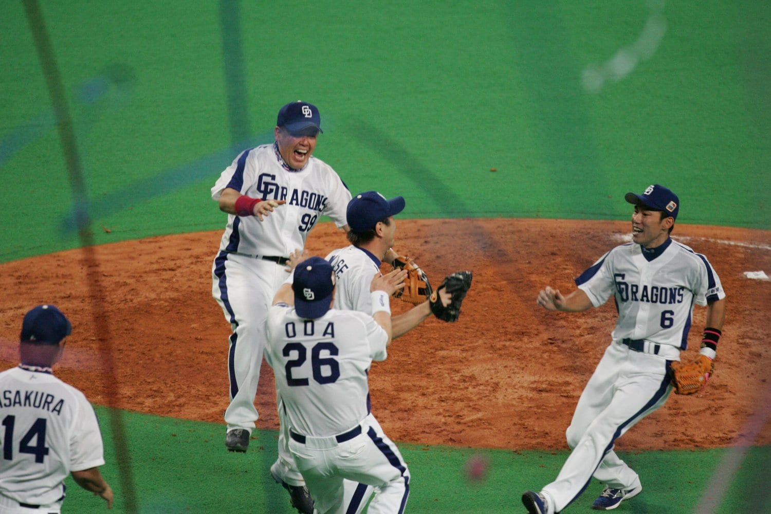 継投に成功した岩瀬仁紀に駆け寄るナイン　©BUNGEISHUNJU