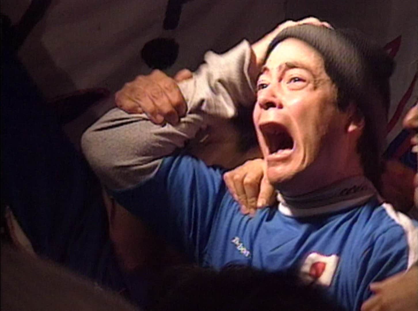 日本代表がW杯初出場を決めた瞬間、スポーツバーで喜びを爆発させる川平慈英。この様子は、翌日のニュースステーションでも放送された（提供／テレビ朝日）。カタールW杯でもテレビ朝日の中継でナビゲーターを務める