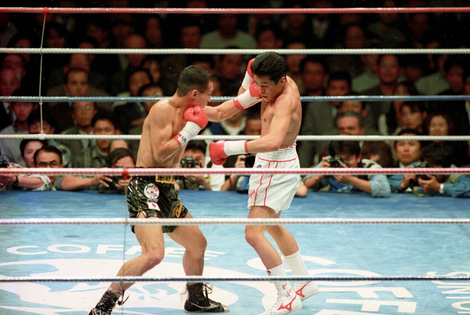 1994年12月4日、薬師寺保栄対辰吉丈一郎。実現まで、波乱と混乱の連続だった　©JIJI PRESS