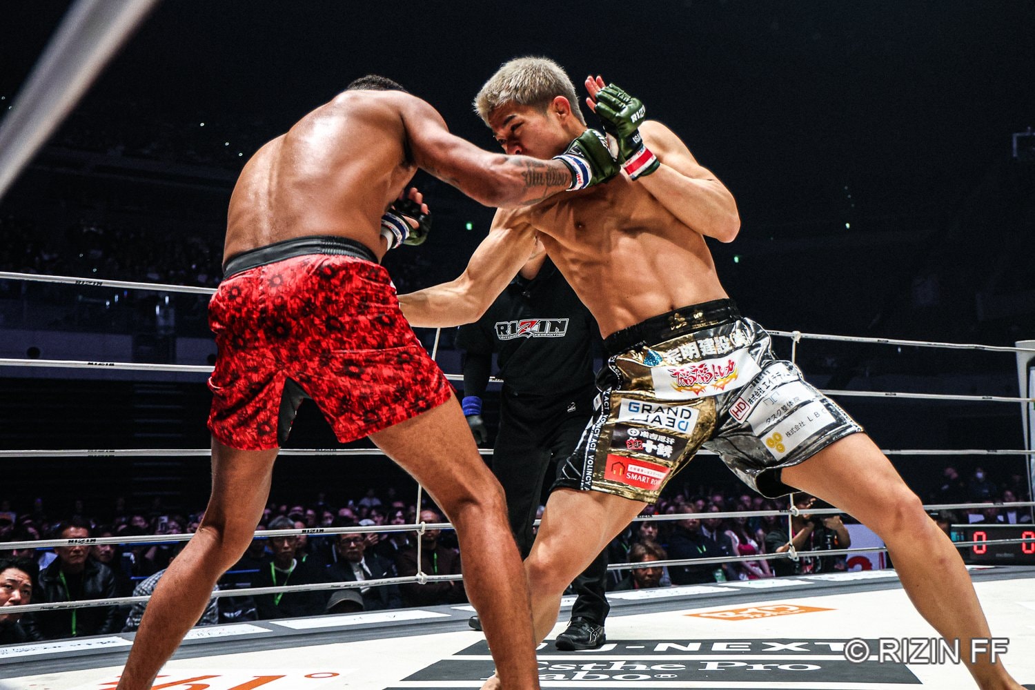 秋元強真はテイクダウンを恐れずに踏み込み、打撃で主導権を握った　©RIZIN FF