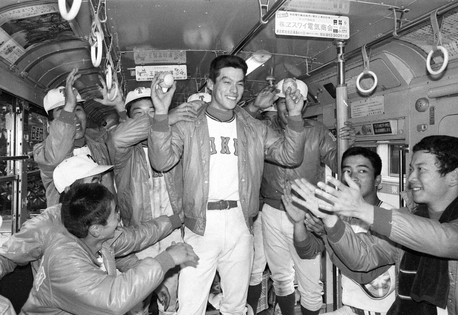 1981年4月19日、早稲田大に2日連続で完封勝利した東大。帰りのバスはお祭り騒ぎに。中央はチームメートに祝福される国友充範投手　©Nikkan Sports